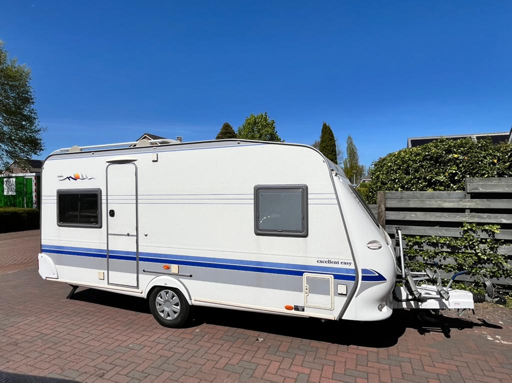 Hobby 460 UFE 2004, Caravans en Kamperen, Caravans, Particulier, tot en met 4, 1000 - 1250 kg, Rondzit, Hobby, Omvormbare zithoek