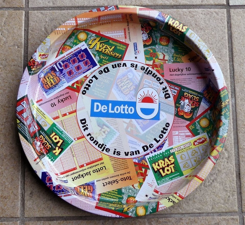 Lotto dienblad metaal "Dit rondje is van de Lotto", Gebruikt, Met opstaande rand, Rond, Ophalen of Verzenden