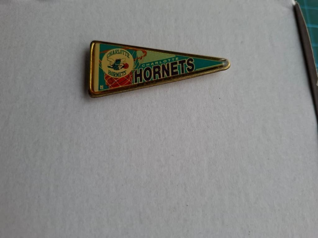 pin basketbal NBA Charlotte Hornets *jaren '90, Ophalen of Verzenden, Zo goed als nieuw, Overige typen