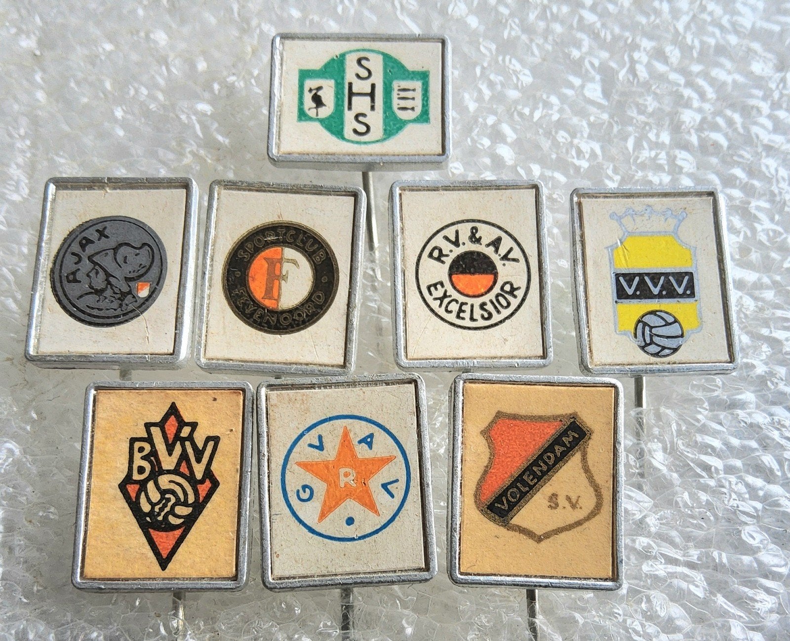 8 Vintage Voetbalclub Speldjes - Ajax, Feyenoord, Volendam, Ophalen of Verzenden, Gebruikt, Sport, Speldje of Pin