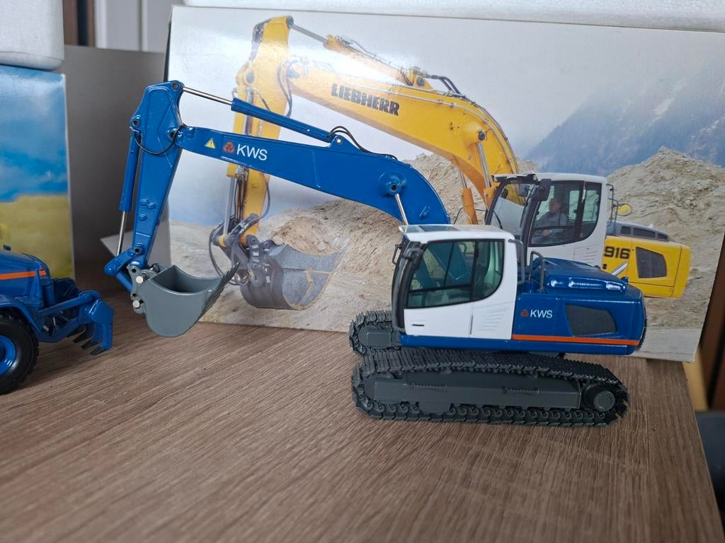 Liebherr 916 rupsgraafmachine in KWS kleuren (schaalmodel), Hobby en Vrije tijd, Overige merken, 1:50 of kleiner, Overige typen