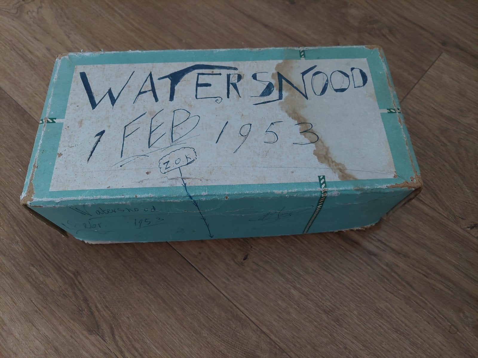 Doos vol kranten en losse pagina's watersnoodramp 1953, Ophalen of Verzenden, 1940 tot 1960, Nederland, Krant