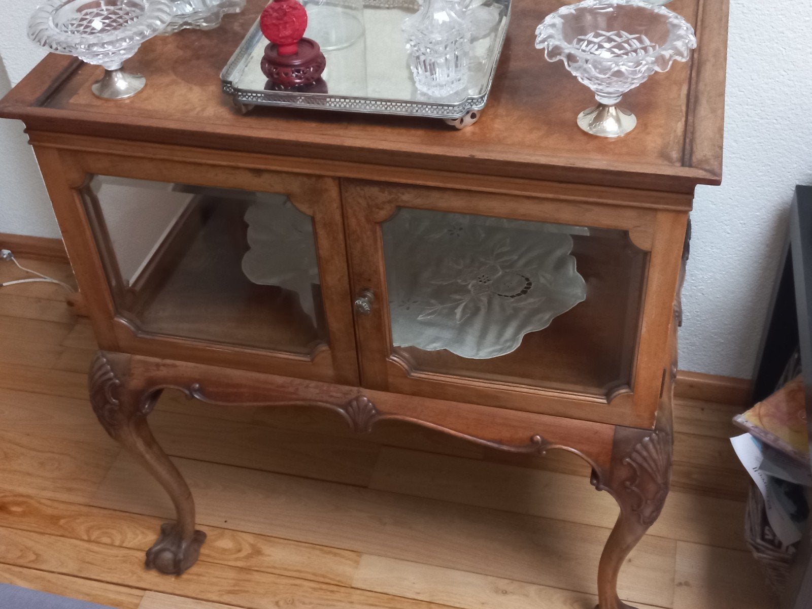 Antiek wortelnoten theekastje met geslepen glas, Antiek en Kunst, Ophalen of Verzenden
