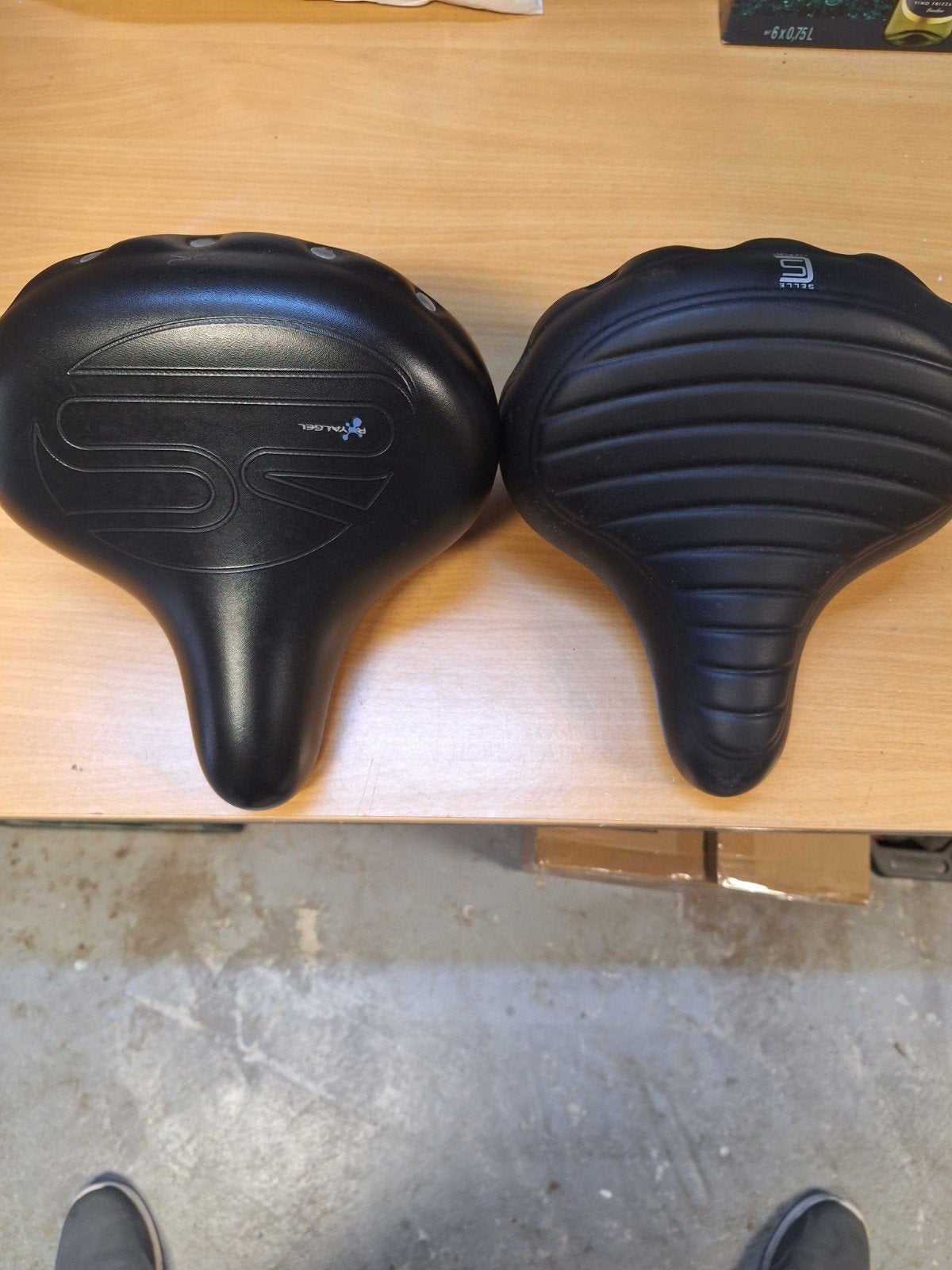 te koop 2 x fietszadel, Ophalen