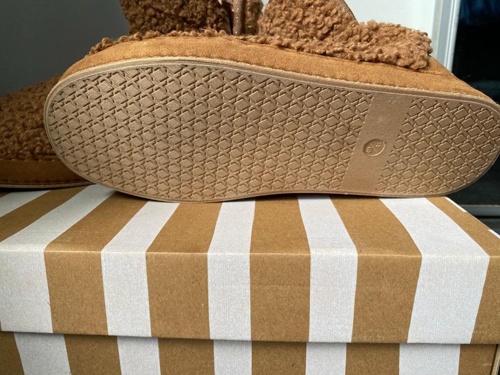 Nieuw! Greyhound pantoffels maat 40, Ophalen of Verzenden, Nieuw, Bruin, Pantoffels of Sloffen