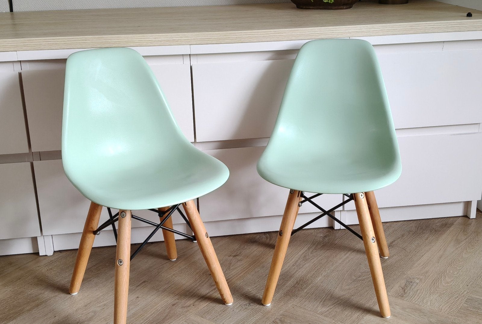 Set van 2 Eames-stijl kinderstoeltjes – Mint groen, Ophalen of Verzenden, Gebruikt, Stoel(en)