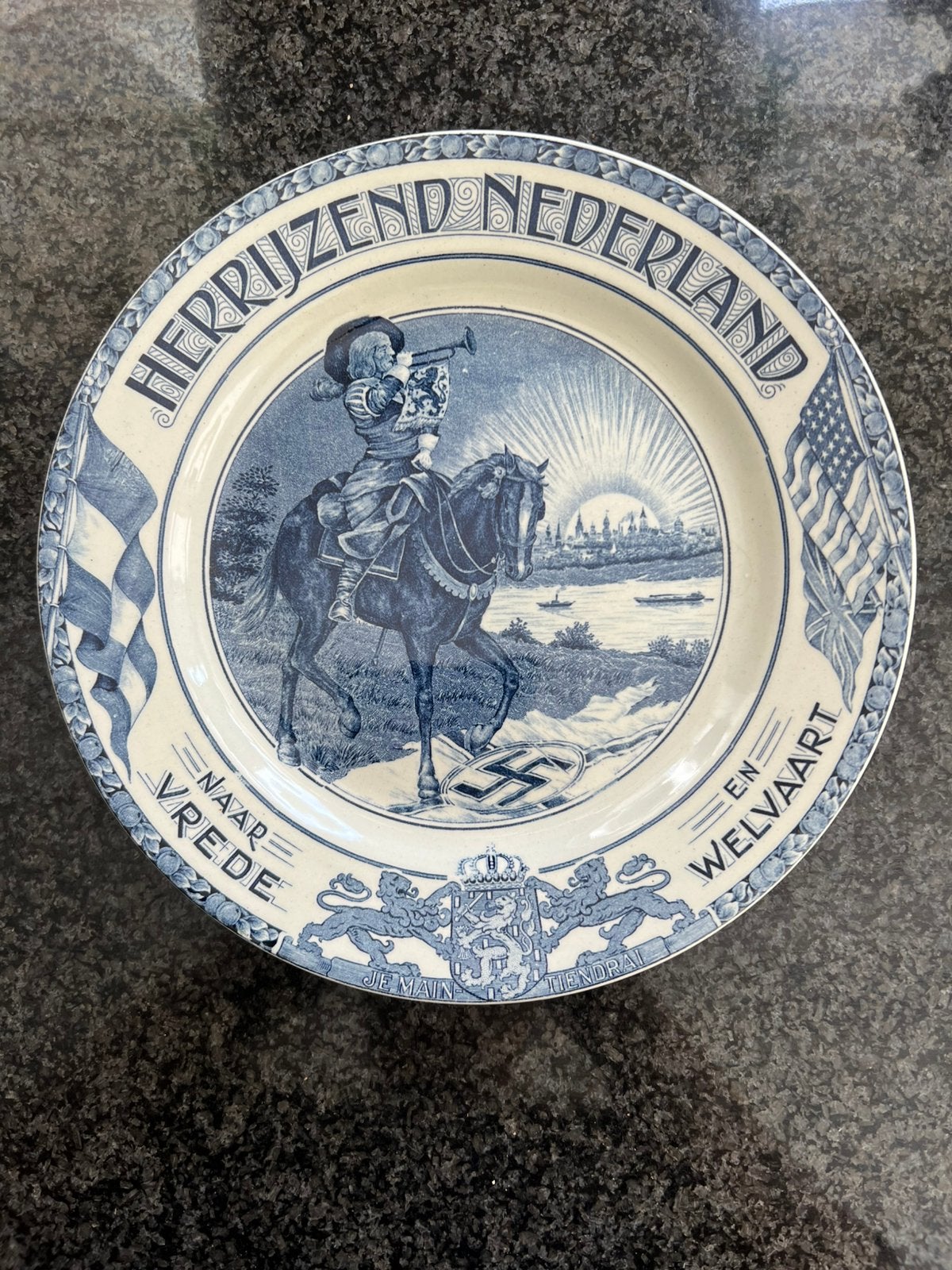 Delftsblauw bord Bevrijding 1945 Société Céramique Maastrich, Antiek en Kunst, Ophalen of Verzenden