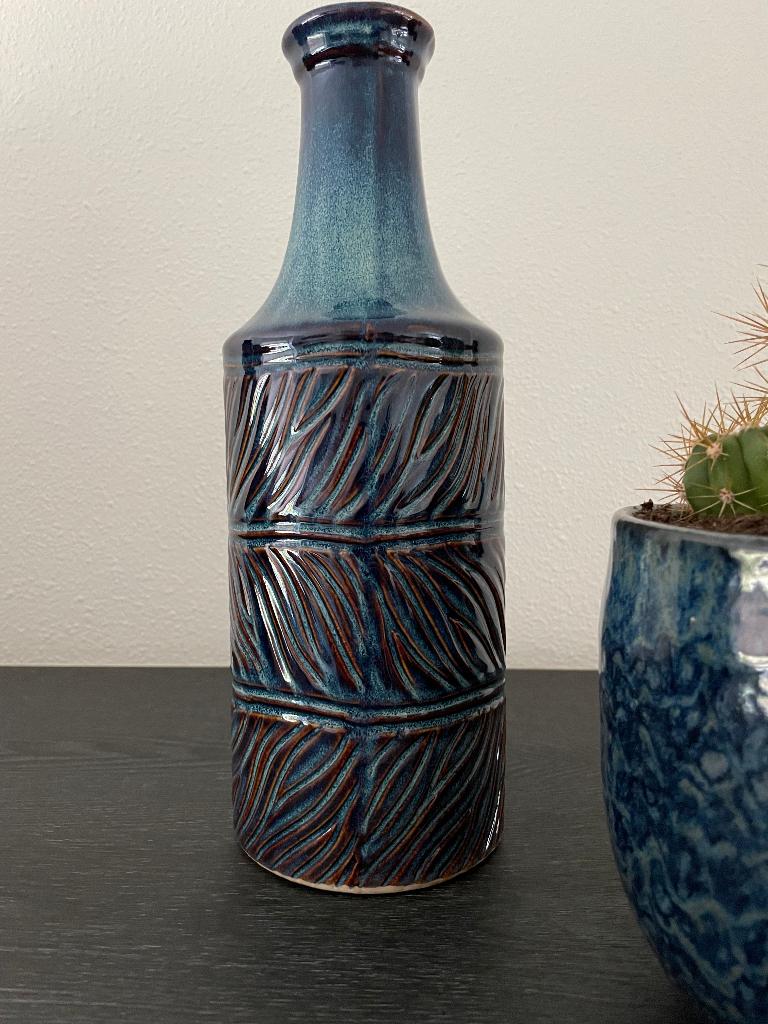 Blauw keramieken vaas met patroon, Blauw, Aardewerk of Porselein, Ophalen of Verzenden, Zo goed als nieuw