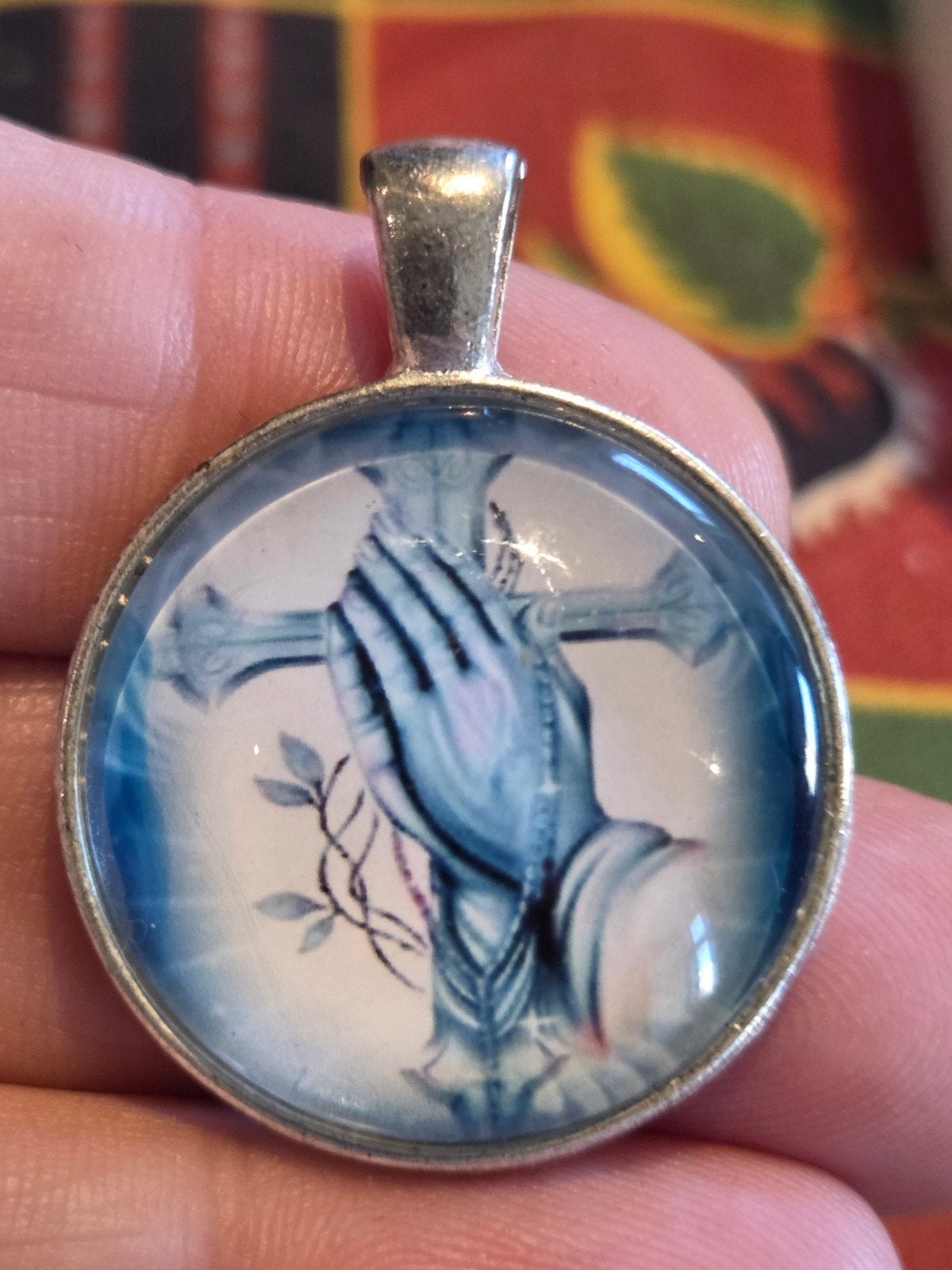 Nieuw Religieus Glas Hanger met Biddende Handen en Kruis, Ophalen of Verzenden, Nieuw, Glas of Kristal, Kruis of Symbool