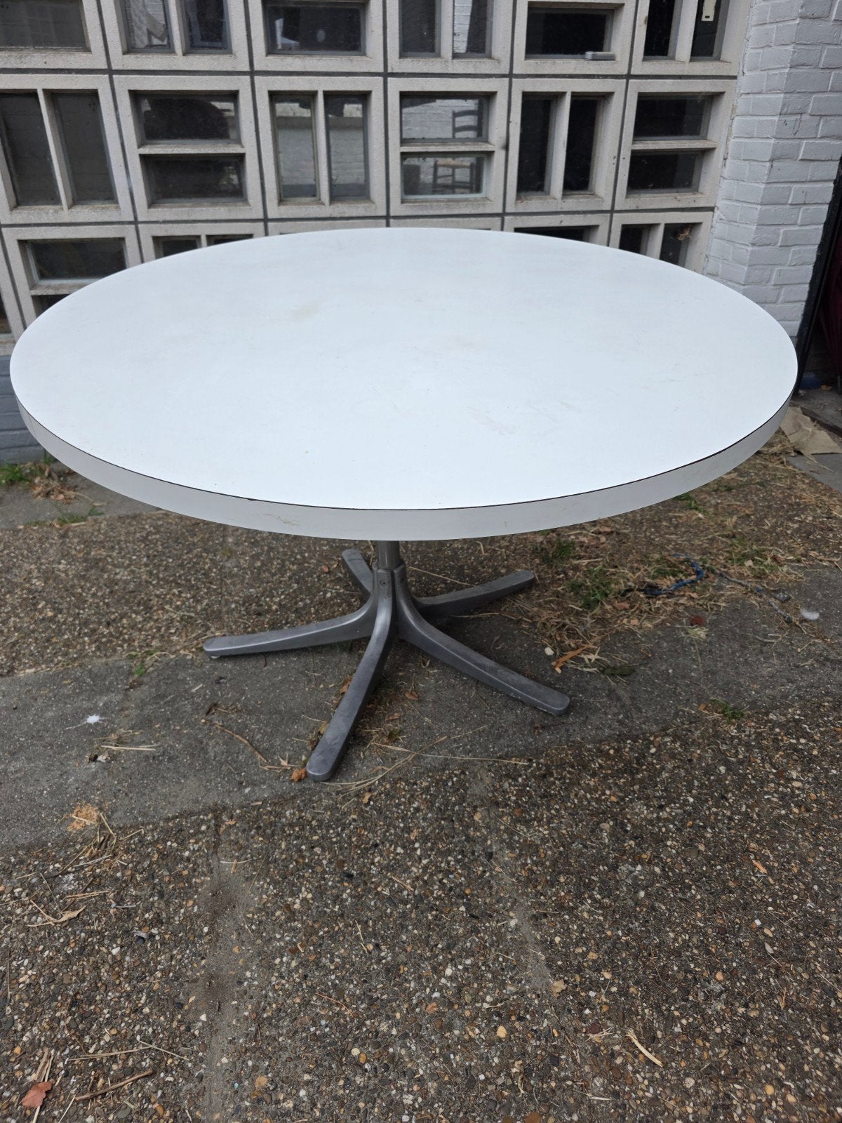 Ronde eettafel met metalen onderstel, Ophalen, Gebruikt, Rond, Vier personen