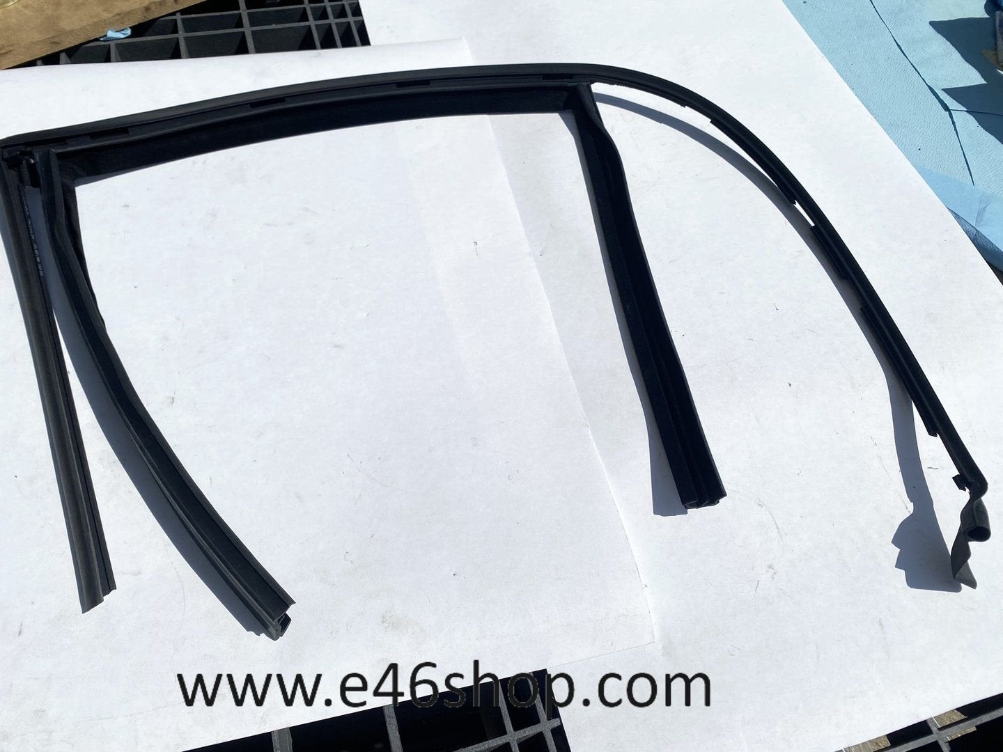 RAAMGELEIDER BMW E65 LINKS ACHTER NIEUW OEM 51358223807, -, -, Nieuw, Ophalen of Verzenden