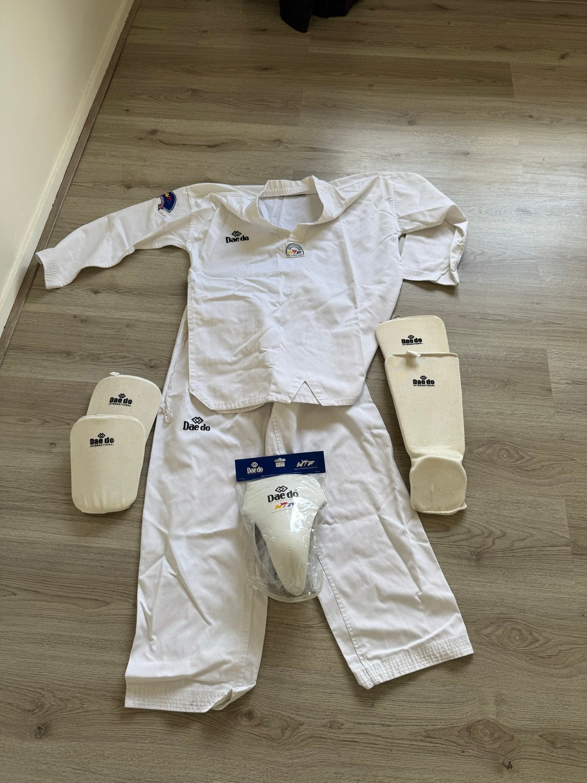 Taekwondo pak met bescherming (scheen, onderarm, kruis), Ophalen, Gebruikt, Taekwondo, Vechtsportpak
