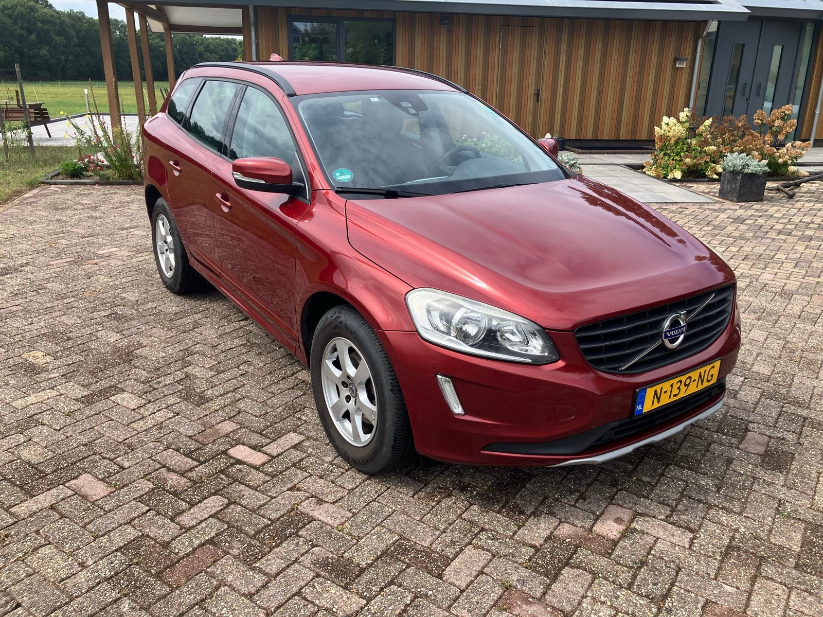 Volvo XC60 2.0 D3 2017 Rood, handgeschakeld, Voorwielaandrijving, 4 cilinders, 1969 cc, Leder en Stof