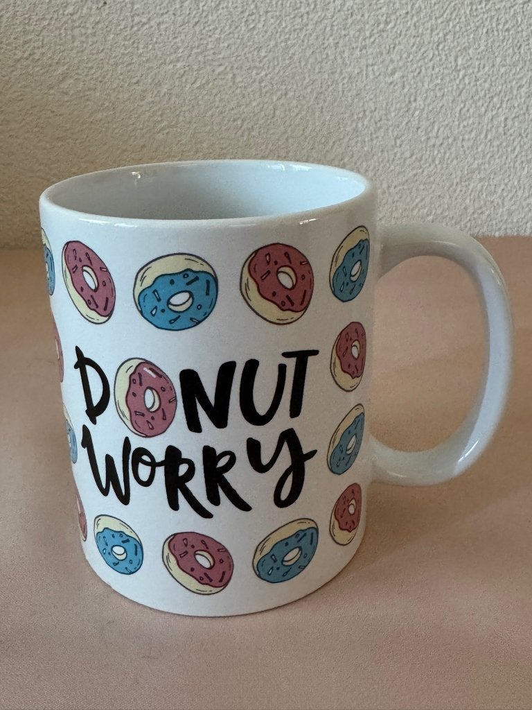 Kleurrijke keramische mok met donuts, Onbekend (geen merknaam of fabrikantlogo aanwezig op het product), Niet beschikbaar, Keramiek