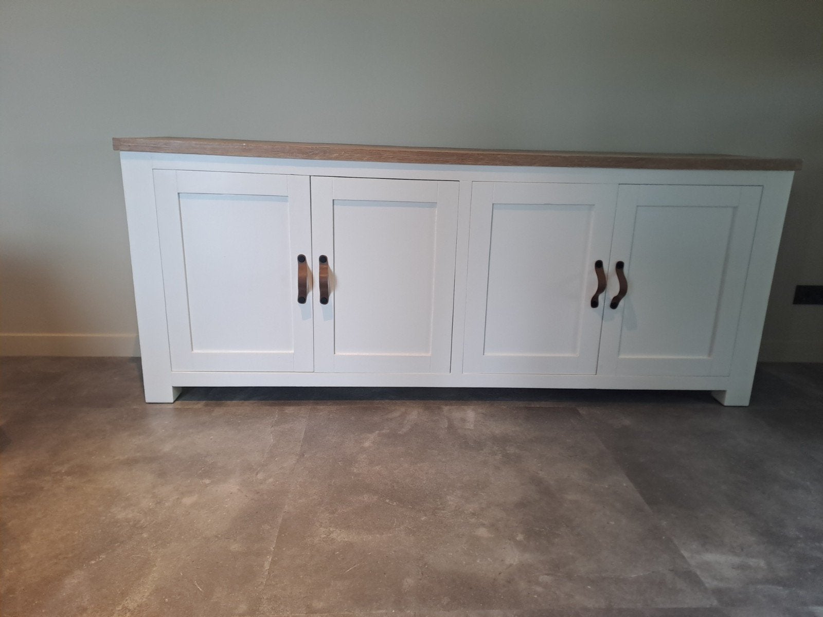 Stijlvol wit dressoir met houten blad en 4 deuren, Huis en Inrichting, Kasten | Dressoirs, Met deur(en), Modern landelijk, Ophalen of Verzenden