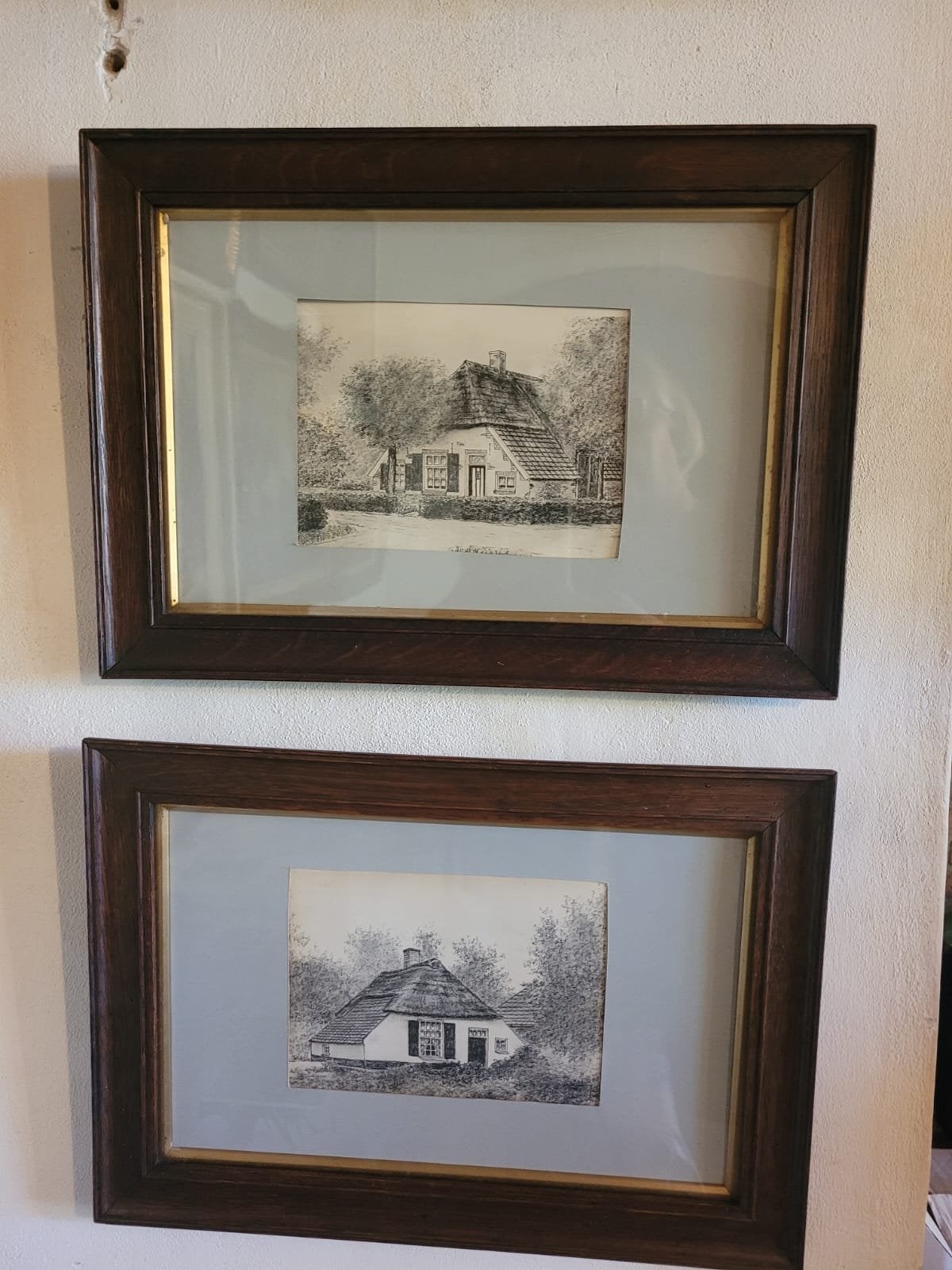 Twee ingelijste tekeningen van boerderijen (42x30 cm), Ophalen of Verzenden, Tekening, Potloodtekening, Ingelijst