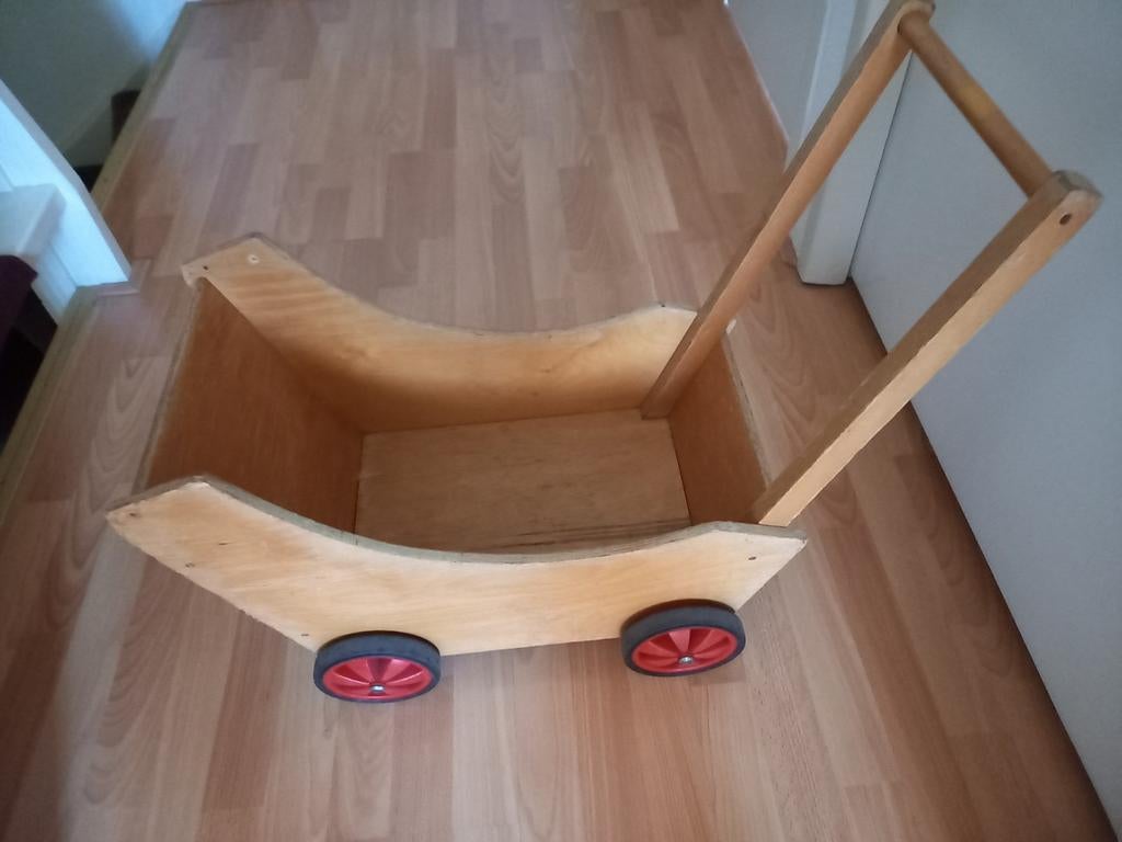 Houten poppenwagen e.v.t. met pop., Ophalen of Verzenden, Zo goed als nieuw, Duw- of Trekspeelgoed