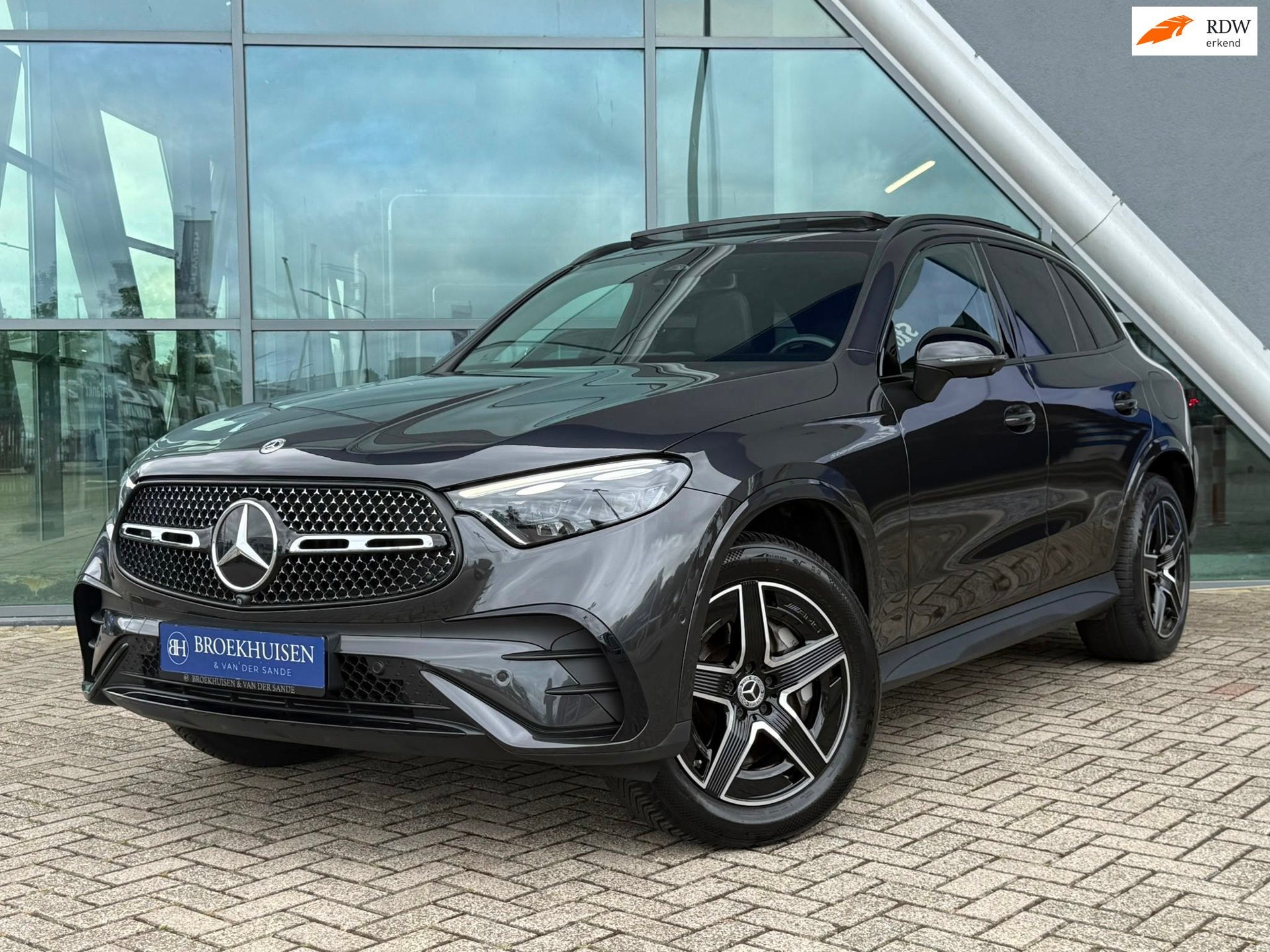 Mercedes-Benz GLC-klasse 300e 4MATIC AMG Line Night Pack / P, Auto's, Mercedes-Benz, Automaat, Gebruikt, Zwart, 2255 kg
