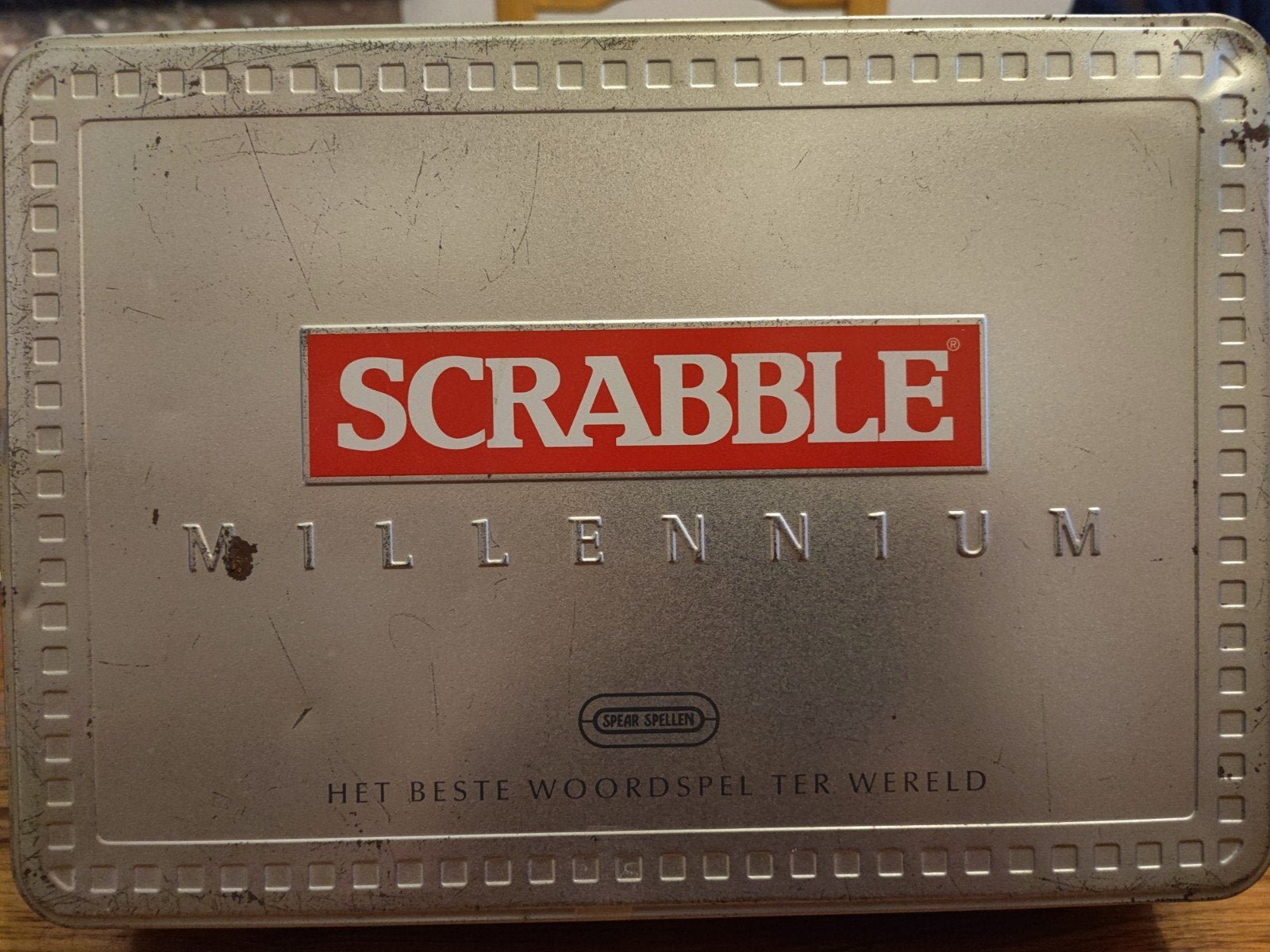 Scrabble Millennium Editie - Compleet in Blikken Doos, Een of twee spelers, Ophalen of Verzenden, Gebruikt, Mattel / Spear Spellen