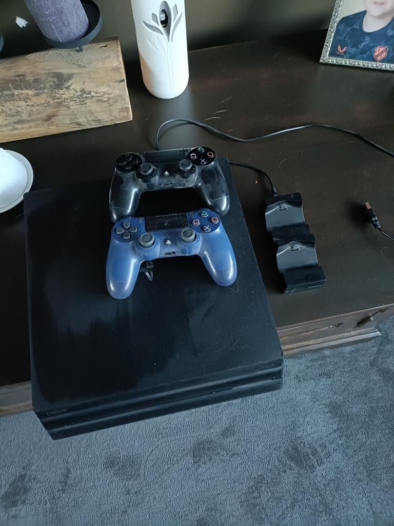 PS4 Pro 1 TB met 2 controllers, Spelcomputers en Games, Spelcomputers | Sony PlayStation 4, Gebruikt, Met 2 controllers, Ophalen of Verzenden