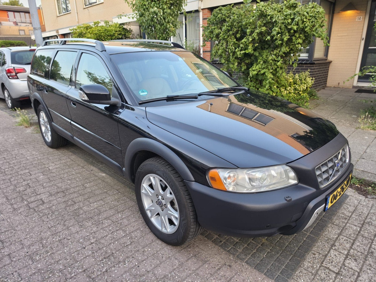 Volvo XC70 2.5 T AWD Summum | Dealer Onderhouden!, Automaat, Euro 5, 1800 kg, Beige