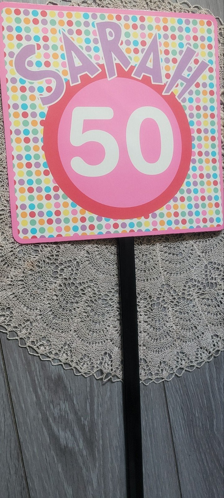 Sarah 50 jaar feestbord met stok, Hobby en Vrije tijd, Feestartikelen, Ophalen of Verzenden, Zo goed als nieuw, Versiering, Abraham of Sarah