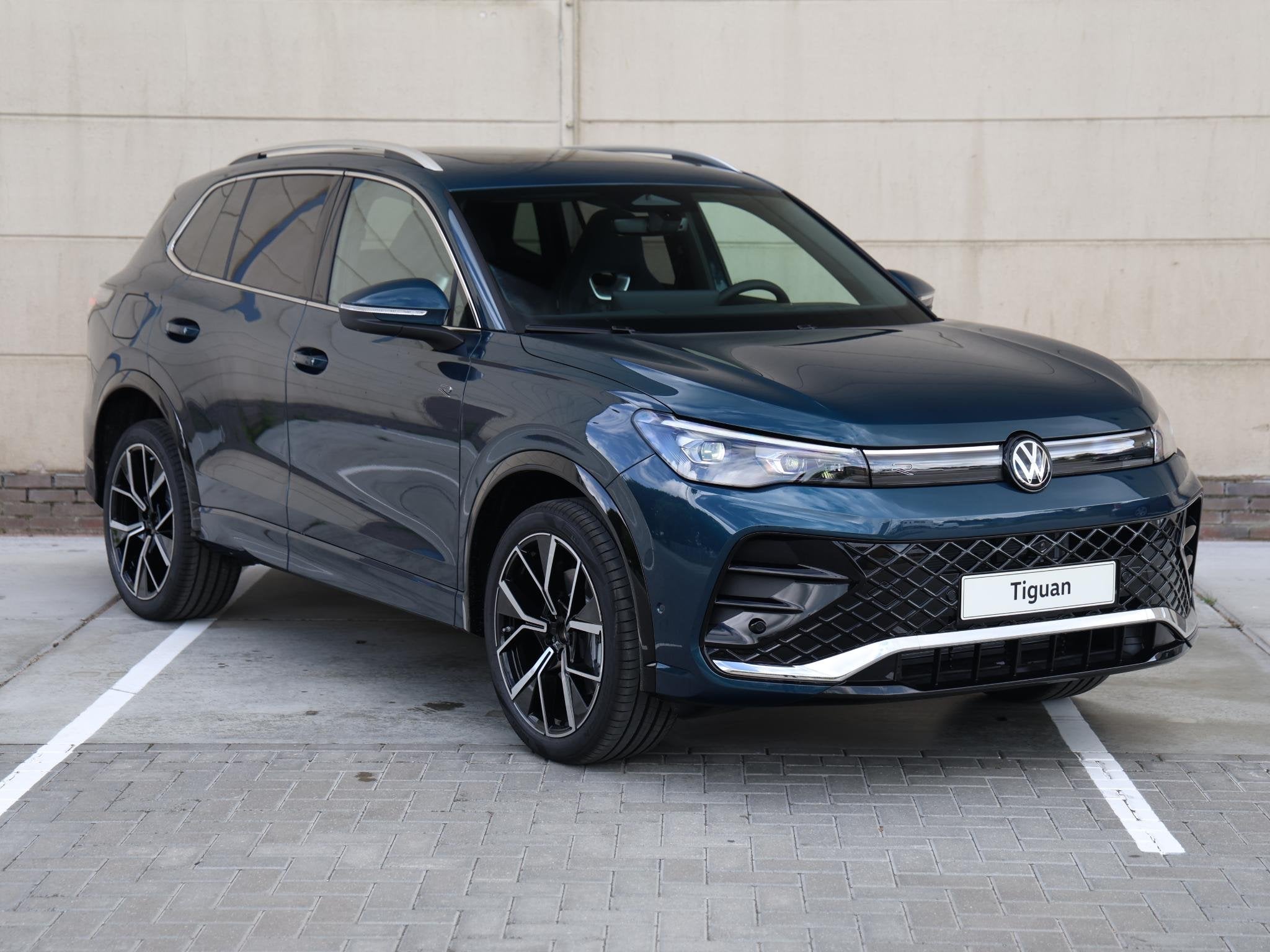 Volkswagen Tiguan R-Line Edition 1.5 eHybrid 204 PK | Head u, Stof, 1498 cc, Plug-in hybride, Bedrijf