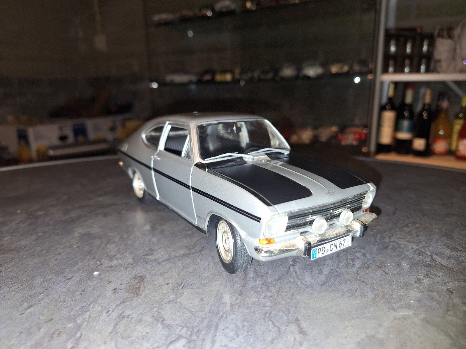 Opel B kadett 1900 rallye van revell 1:18

Let op geen doos,, Hobby en Vrije tijd, Modelauto's | 1:18, Ophalen, ., Revell, Zo goed als nieuw