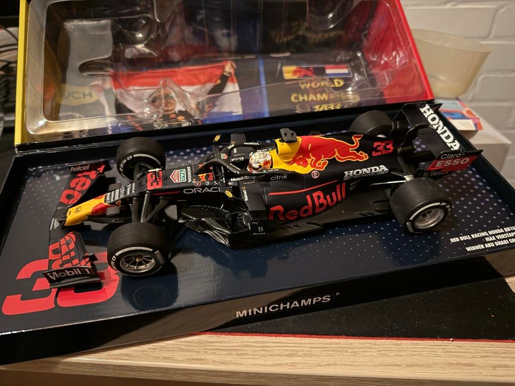 Redbull Max Verstappen 2021 World Champion Abu Dhabi, Ophalen of Verzenden, Zo goed als nieuw, MiniChamps