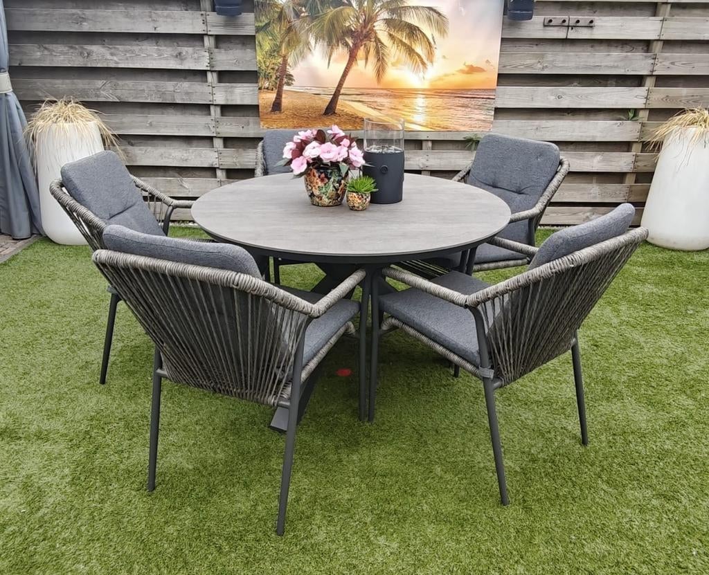 Zgan tuintafel met 5 stoelen, Tuin en Terras, Tuinsets en Loungesets, Ophalen, 5 zitplaatsen, Kunststof, Zo goed als nieuw