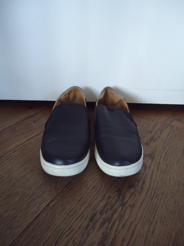 Zwart/wit/grijze UGG instappers maat 39, Kleding | Dames, UGG, Ophalen of Verzenden, Gedragen, Instappers