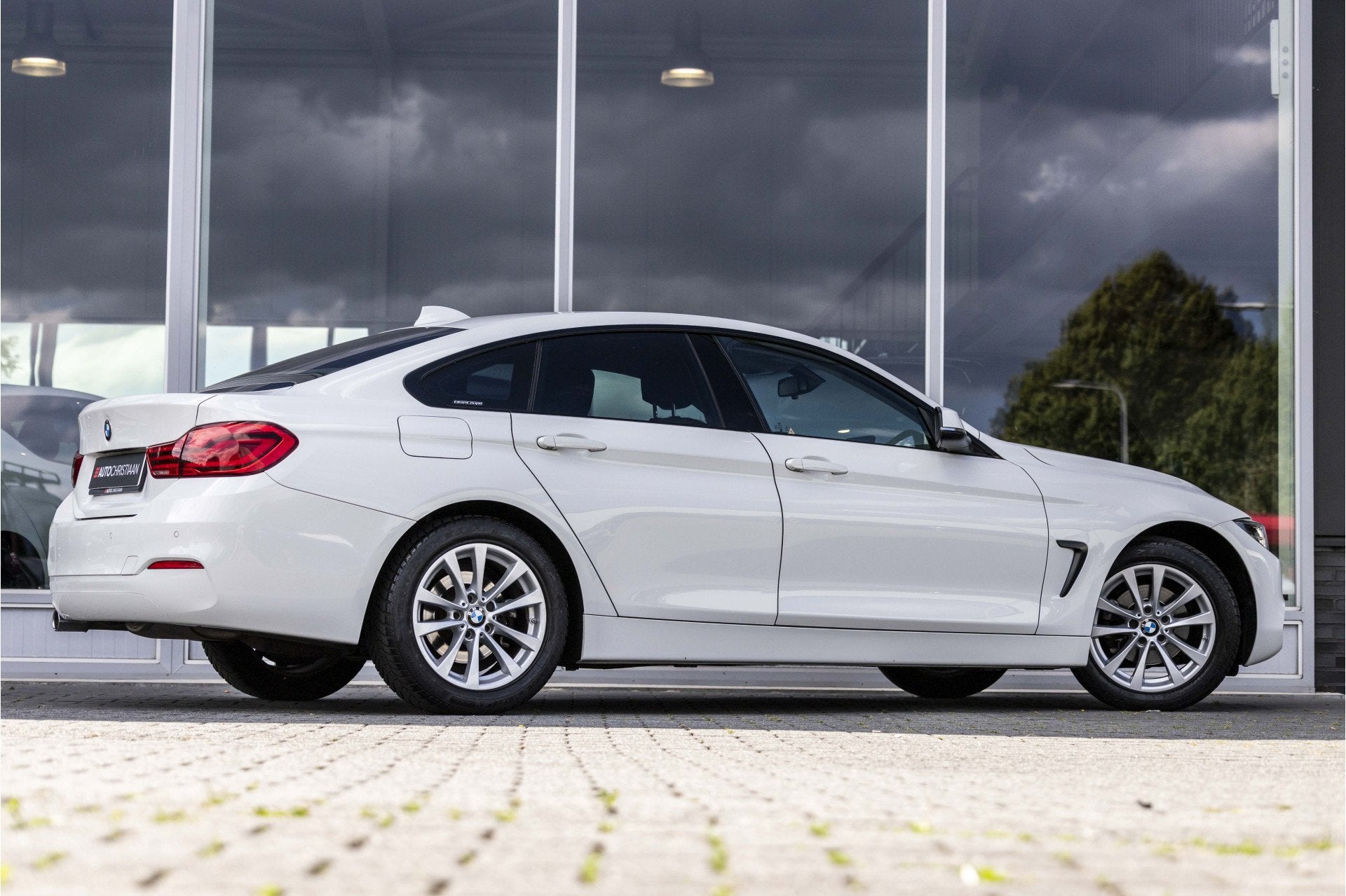 BMW 4 Serie Gran Coupé 418i High Executive | Trekhaak | NL, Auto's, BMW, 12 maanden, Gebruikt, Euro 6, Wit