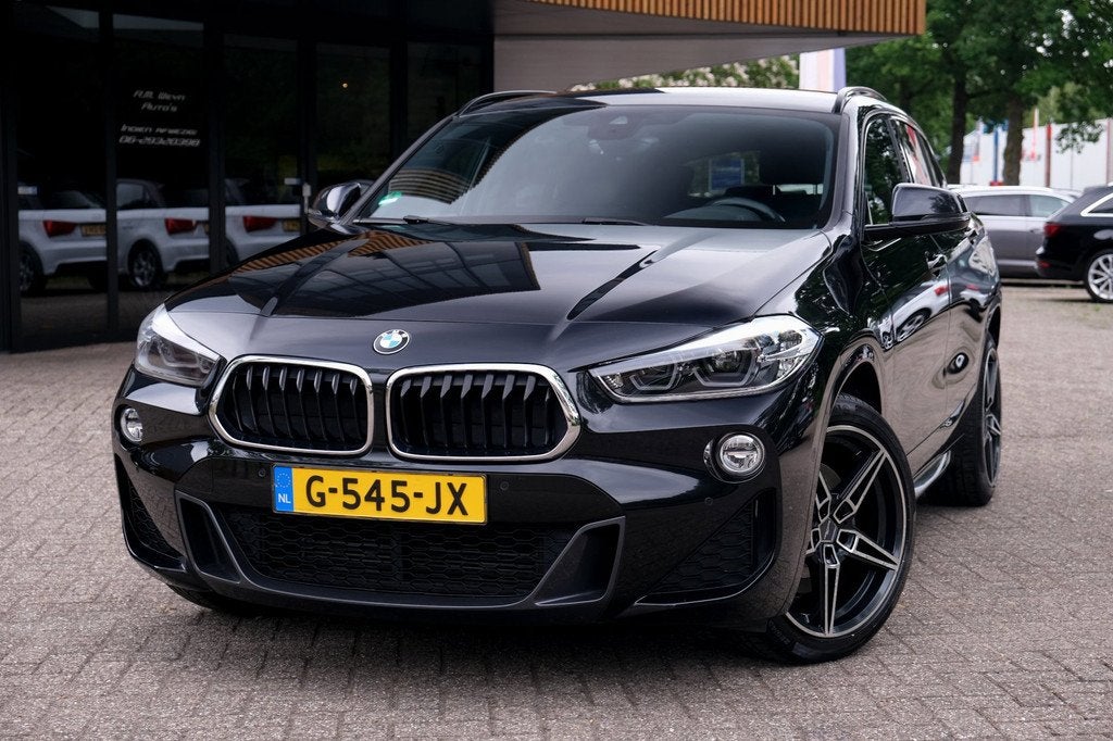 BMW X2 SDrive20i High Executive|Rijklaar!|M-Pakket|HUD|Trekh, Auto's, BMW, 1998 cc, 1435 kg, Alcantara, Zwart