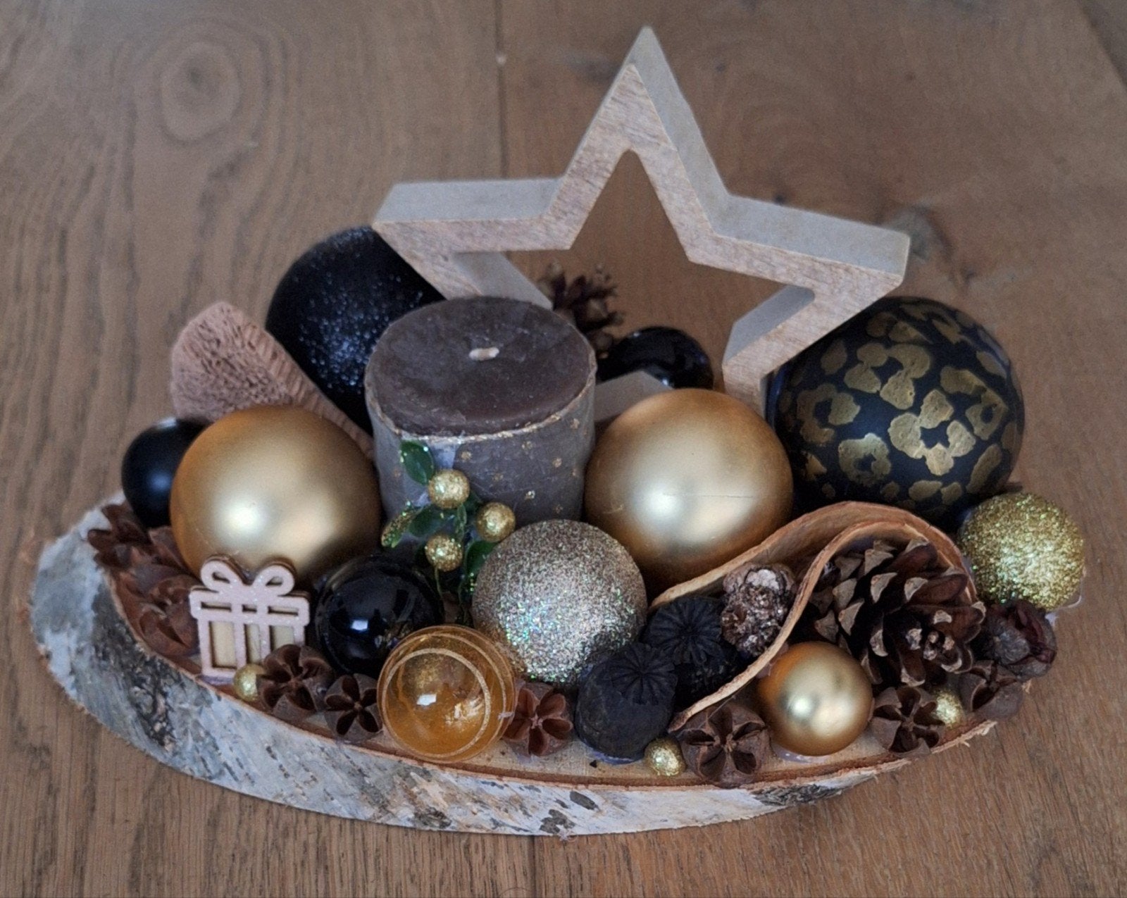 Goud/zwarte kleurige kerstdecoratie op houten boomschijf, Ophalen