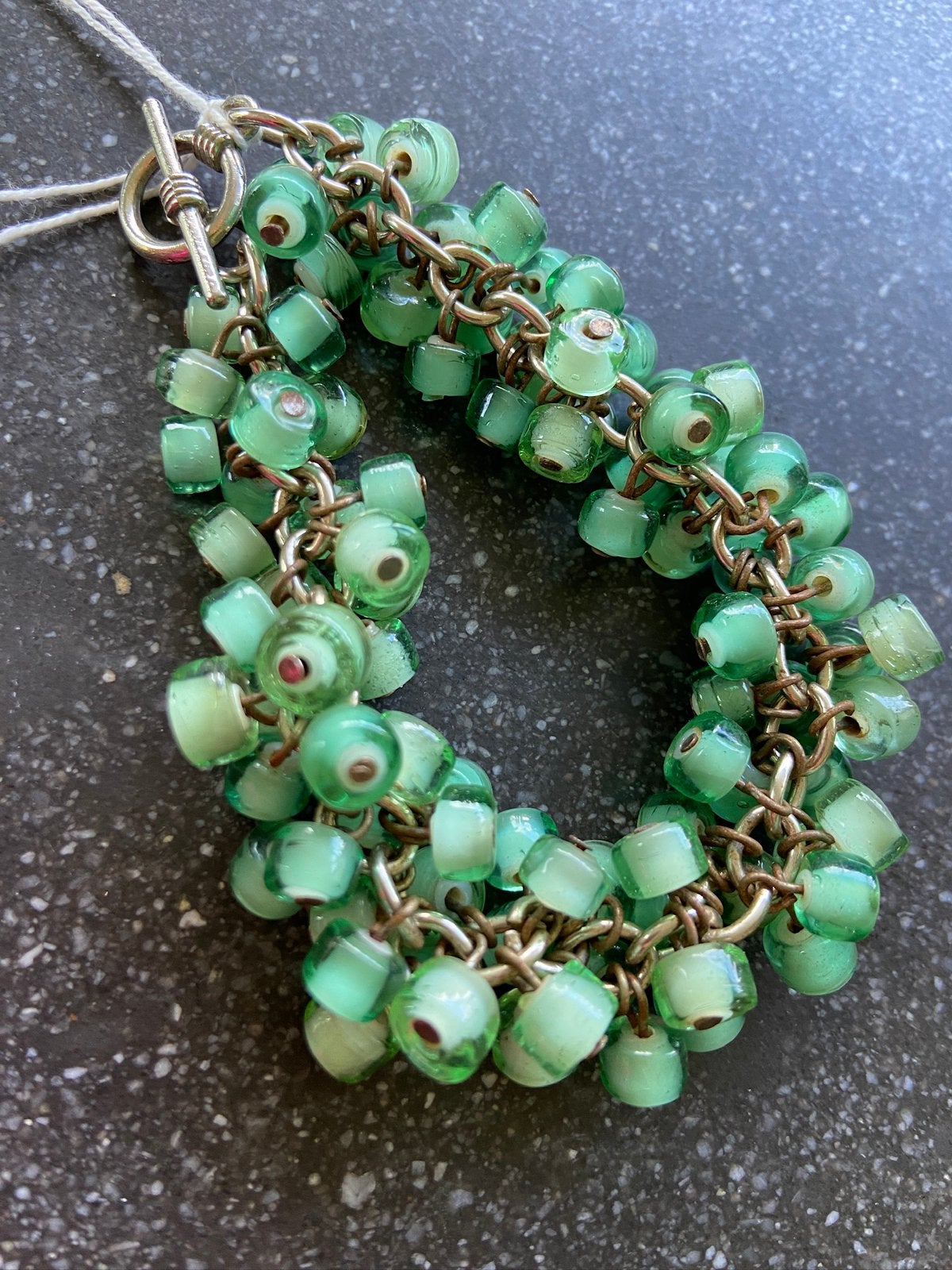 Armband met veel turquoise witte glas kralen, Overige materialen, Ophalen of Verzenden, Zo goed als nieuw, Met bedels of kralen