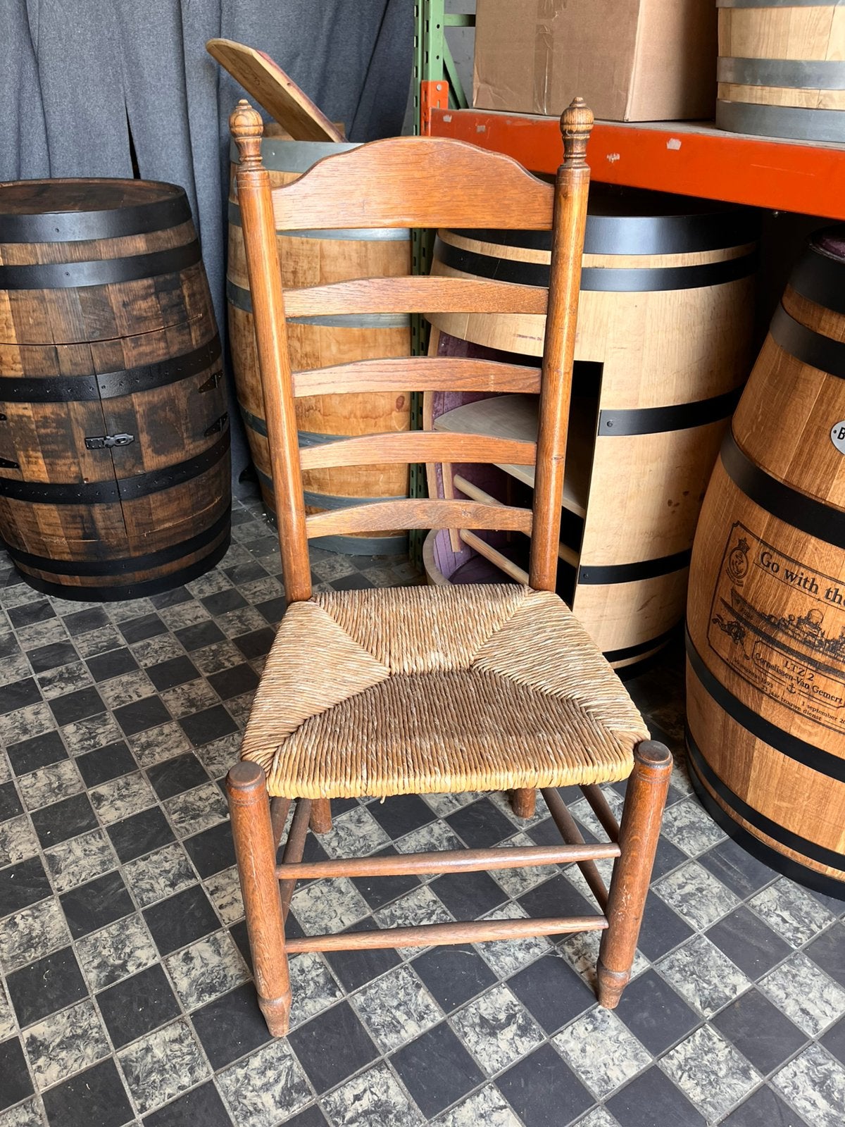 6 eettafel stoelen met biezen zittingen( moeten weg ), Ophalen