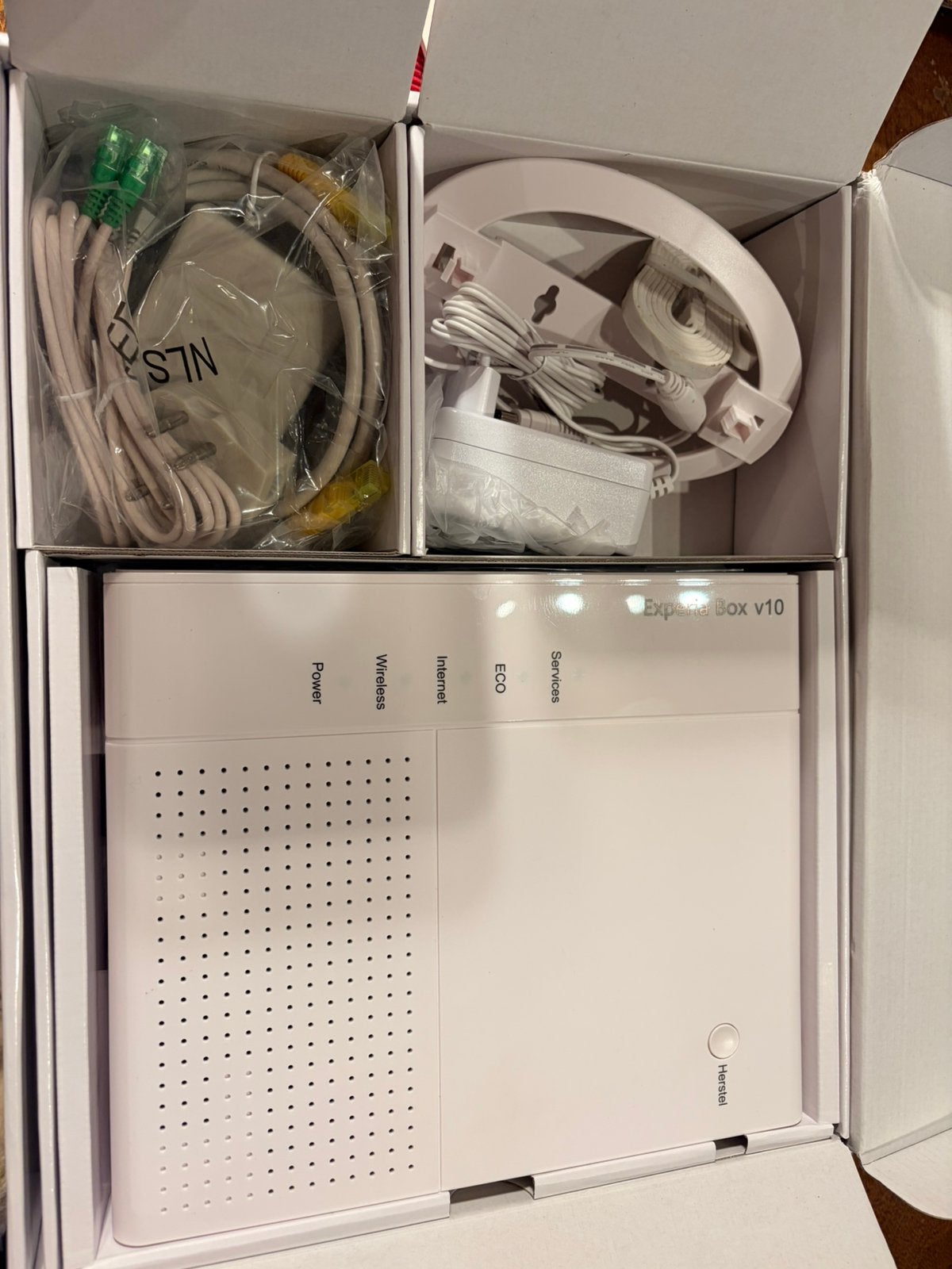 KPN Experia Box V10 Router met modem (ZTE H369A), Ophalen of Verzenden, Zo goed als nieuw, Router met modem