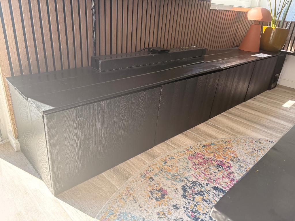 IKEA BESTÅ TV-meubel met zwarte structuurdeuren – 240 cm, Ophalen, Zo goed als nieuw, 200 cm of meer, Minder dan 100 cm