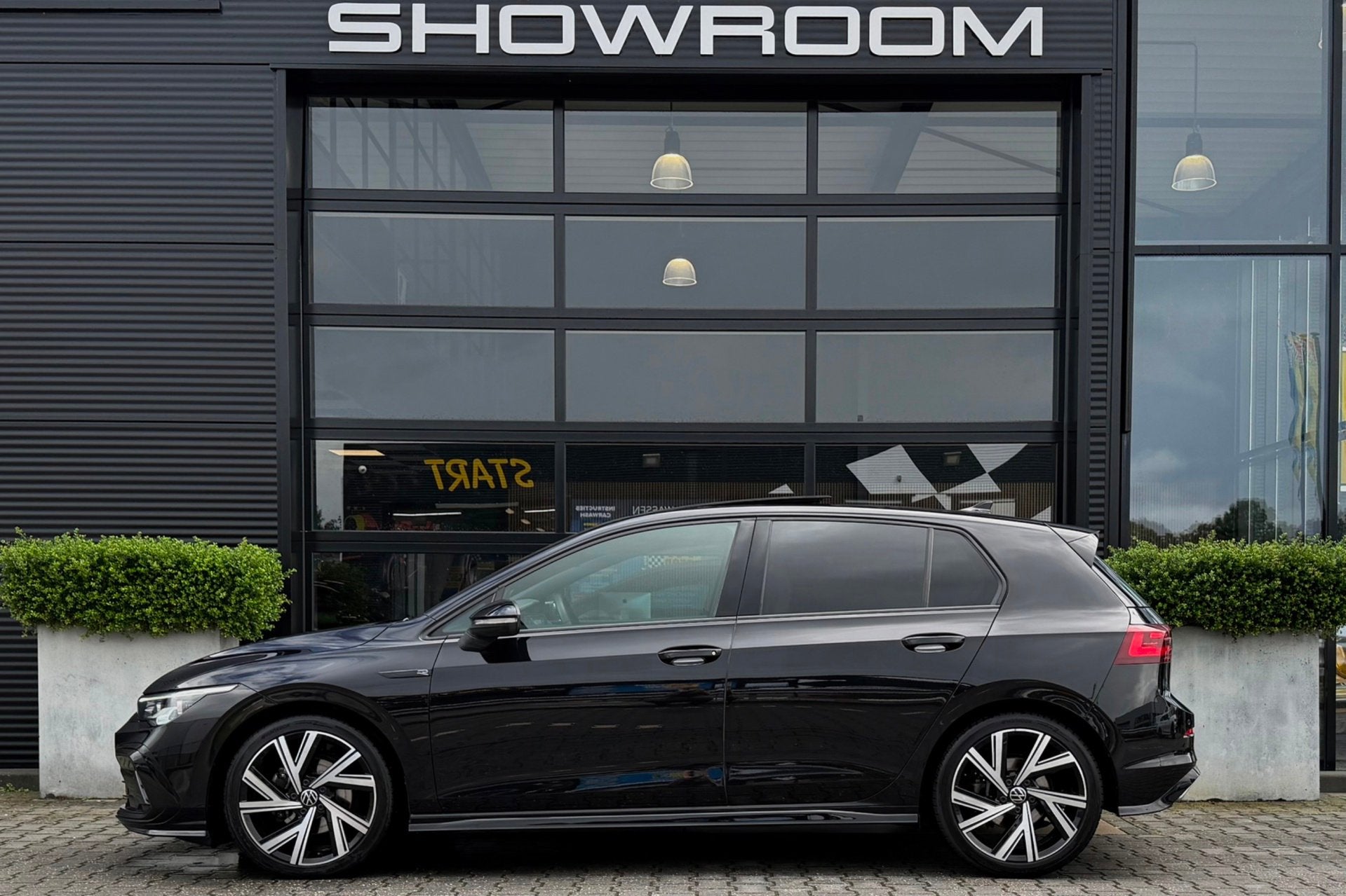 Volkswagen Golf 1.5 eTSI 3 x R-Line, Pano, Sfeer, ACC, Stuur, Dealer onderhouden, 4 cilinders, 150 pk, Zwart