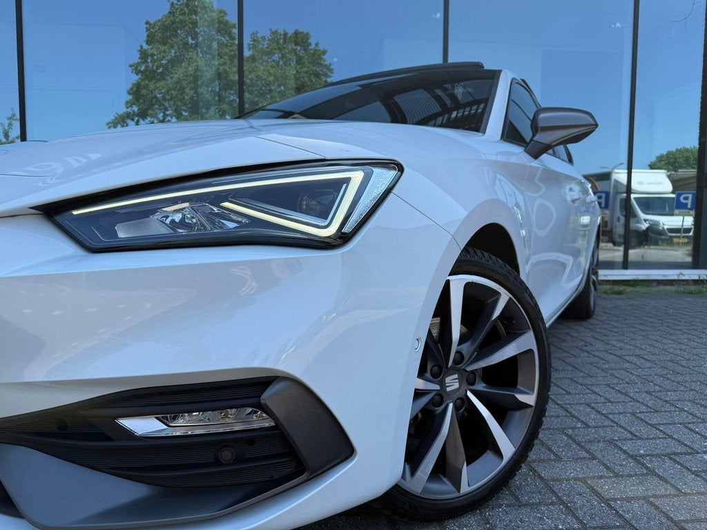 Seat Leon 1.5 eTSI FR Launch Edition - Pano/schuifdak - Navi, Auto's, Seat, 4 cilinders, 150 pk, Leder en Stof, Wit