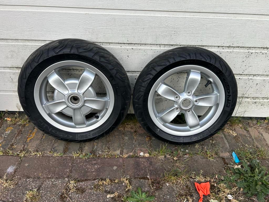 Vespa Primavera/sprint velgen set met zeer goede banden, Fietsen en Brommers, Brommeronderdelen | Scooters, Zo goed als nieuw