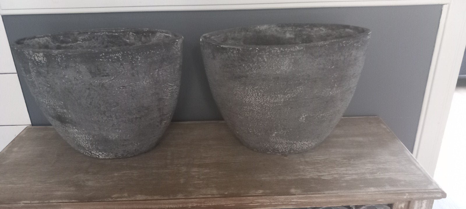 2 Grote Grijze Ovale Stenen Bloempotten, Steen, Gebruikt, Ophalen of Verzenden, Balkon