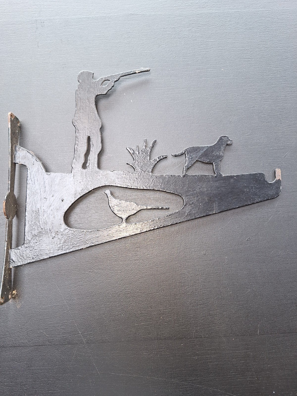 Decoratieve ijzeren bloemenhanger met jachttafereel, Ophalen of Verzenden, Landelijk, Metaal, Gebruikt