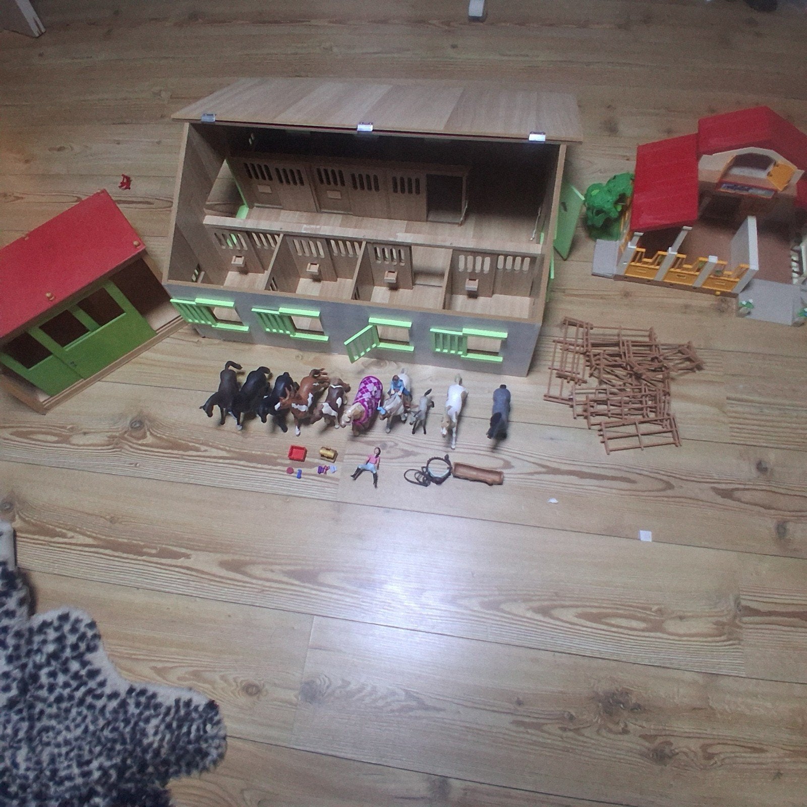 Grote paardenstal met Playmobil en Schleich paarden, Ophalen, Gebruikt, Jongen of Meisje