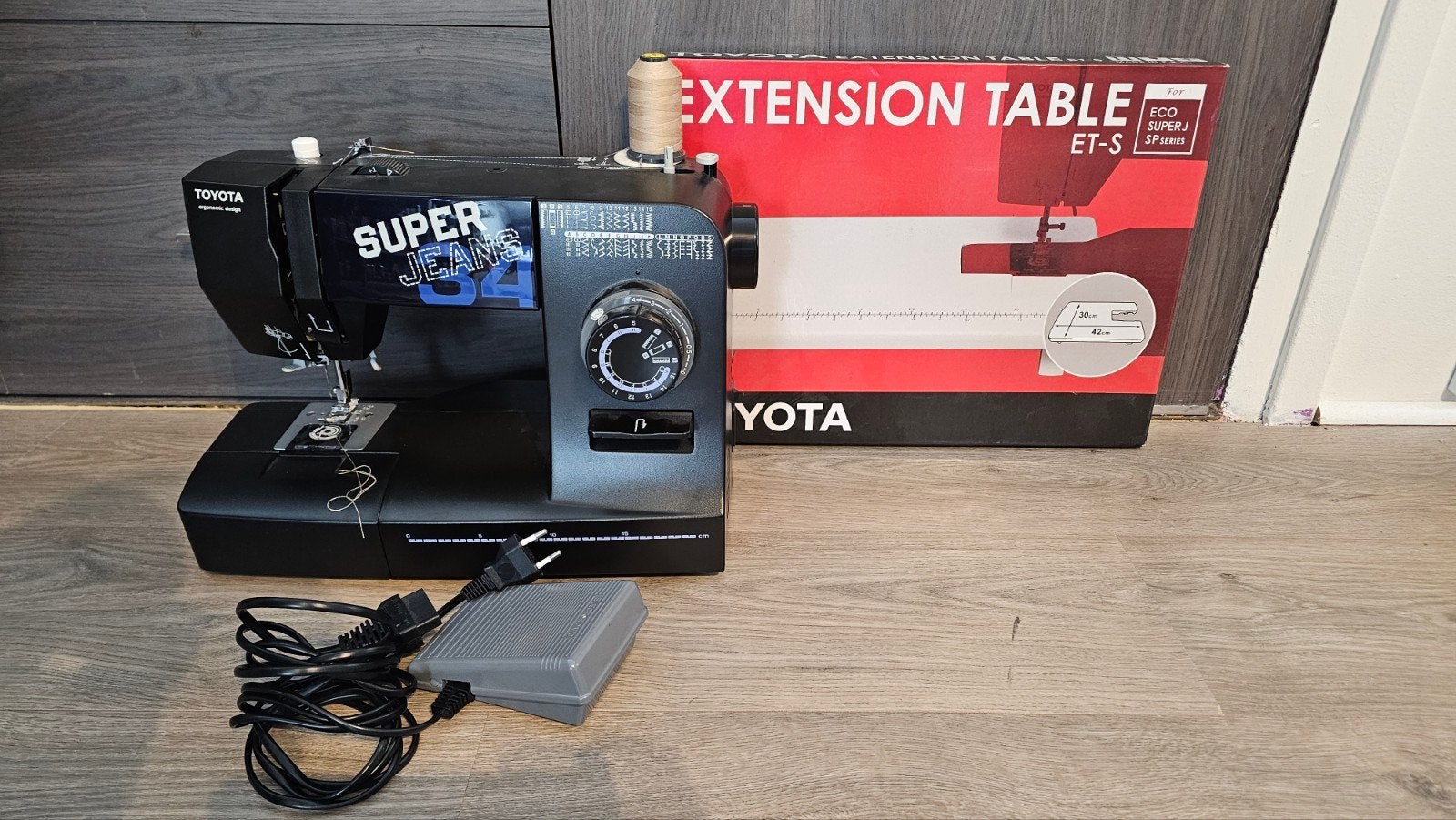 Toyota Super Jeans Naaimachine met extensie tafel, Hobby en Vrije tijd, Ophalen