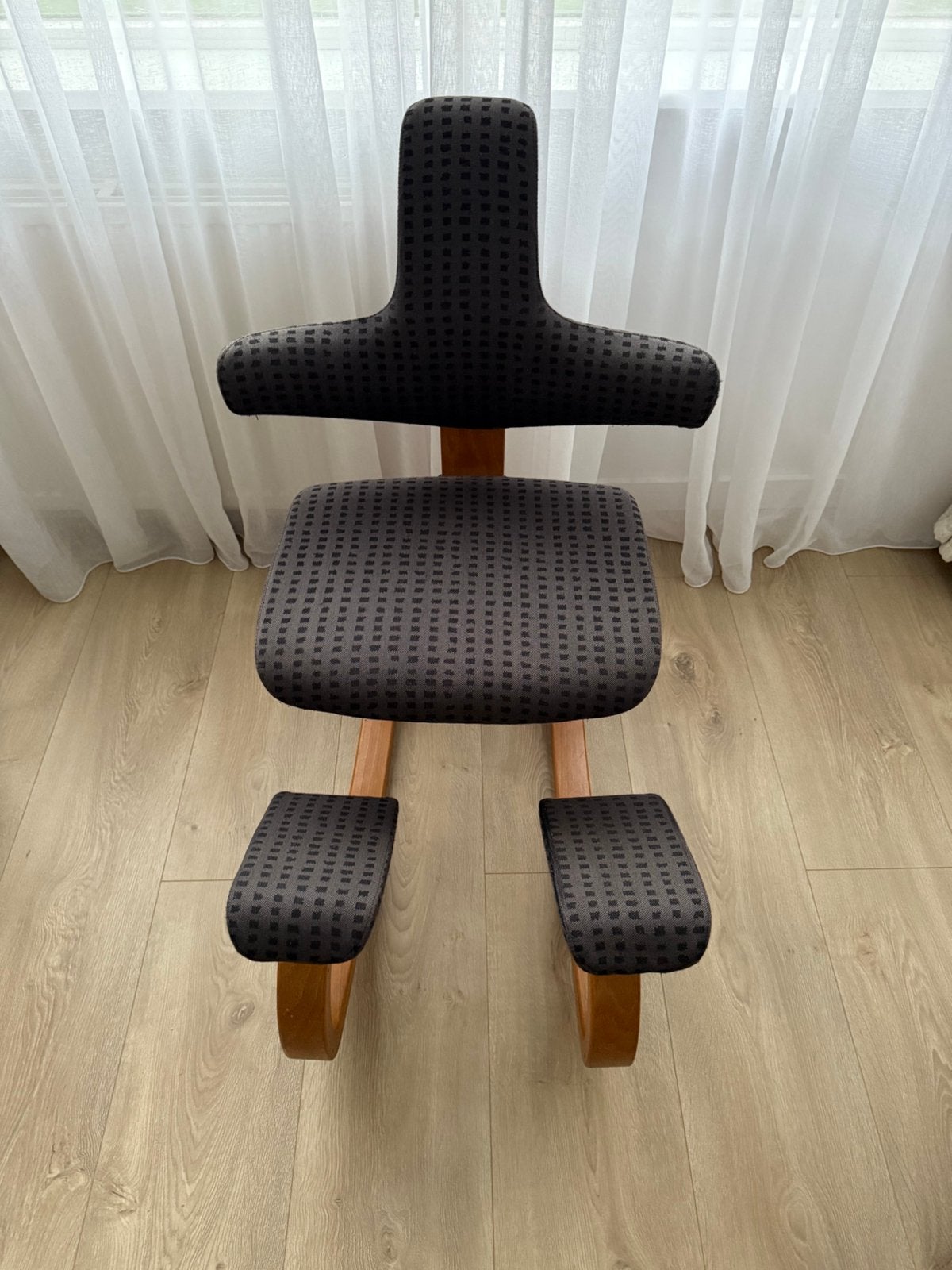 Stokke Varier Thatsit ergonomische kniestoel bijna nieuw, Huis en Inrichting, Ophalen of Verzenden, Zo goed als nieuw, Zwart
