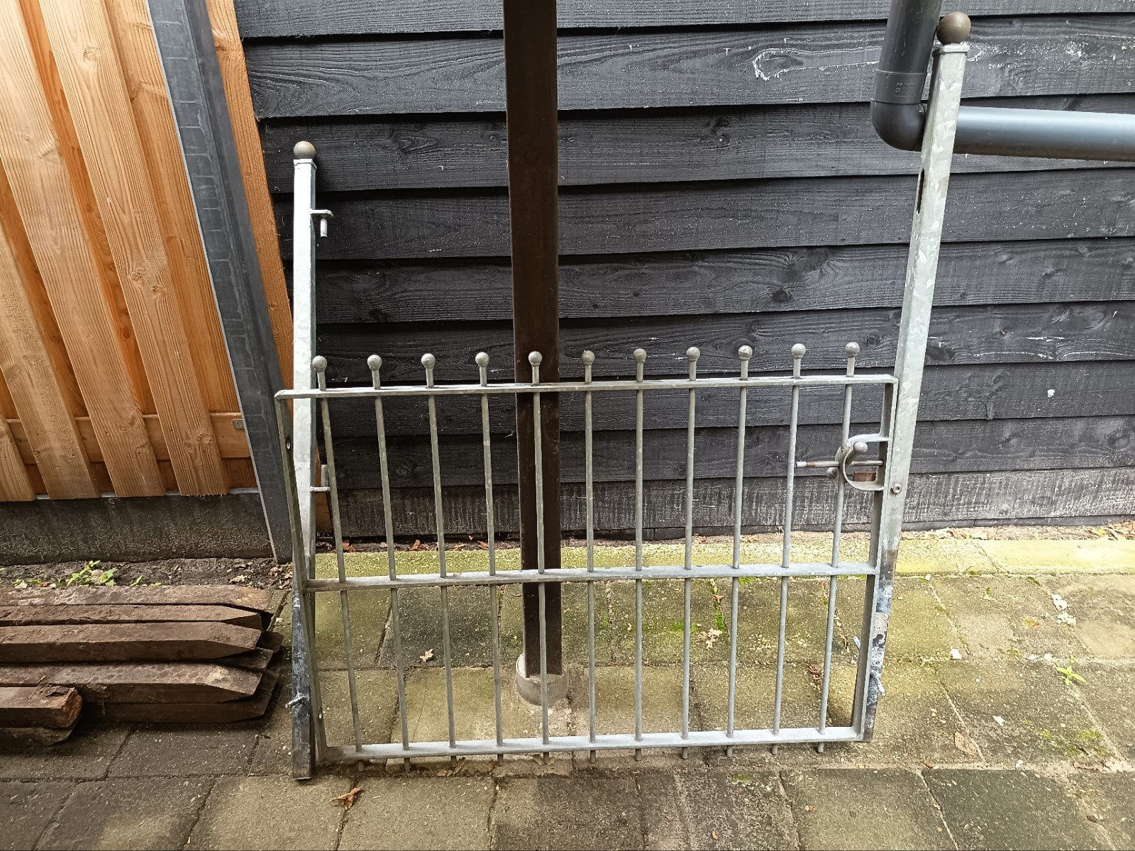 Metalen tuinpoort met palen en scharnieren ., Ophalen, Met poort, Gebruikt, Tuinhek