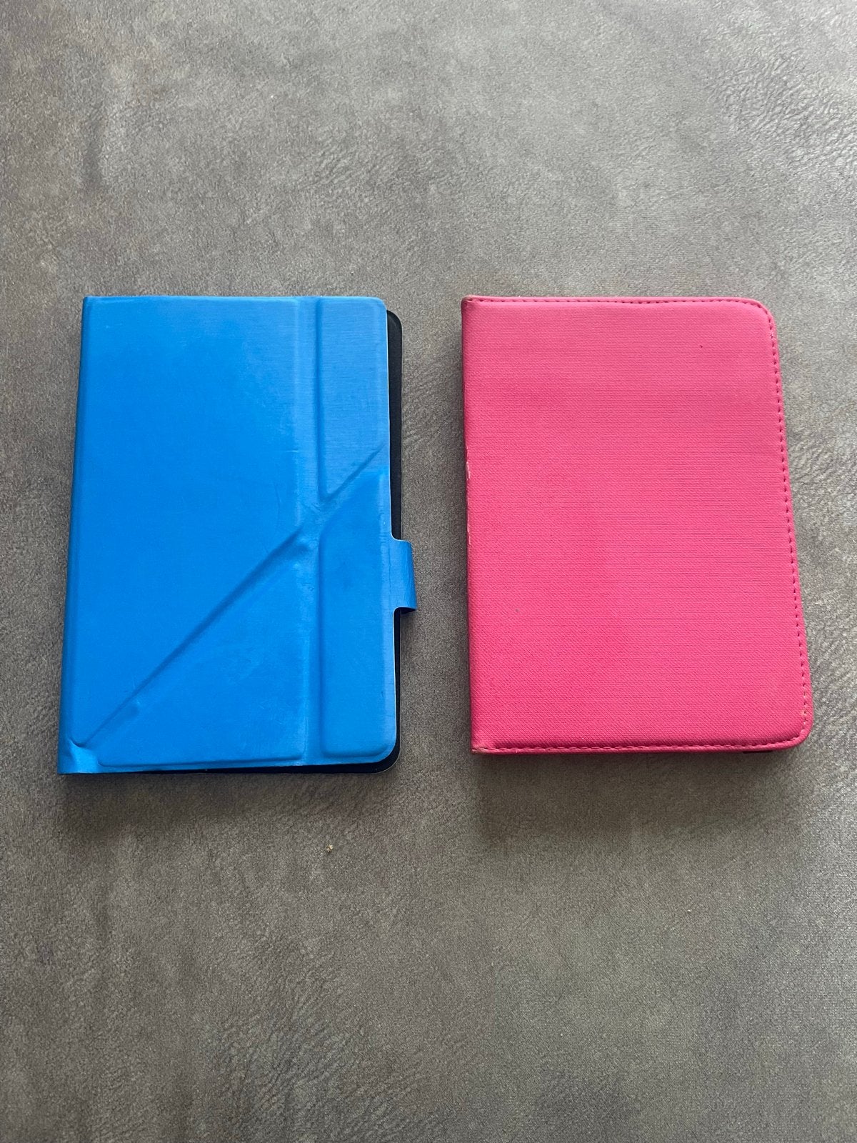 2x Tablet hoes 7 inch - Blauw en Roze, Computers en Software, Ophalen of Verzenden, Gebruikt, 7 inch of minder, Bescherming voor- en achterkant