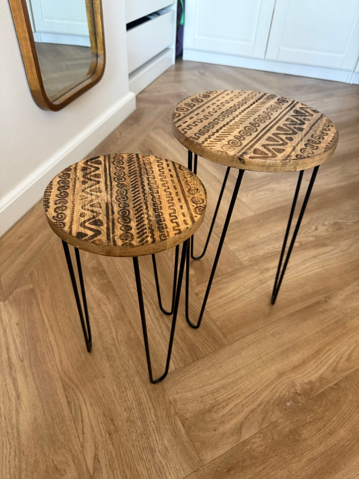 Set van 2 mangohout bijzettafels met etnische print, Minder dan 55 cm, Boho, Rond, Zo goed als nieuw