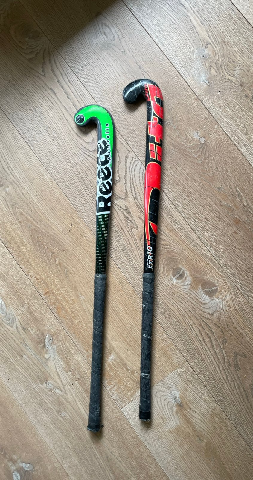 Set van 2 hockeysticks junior met lichtgewicht hockeybal, Ophalen, Kleding